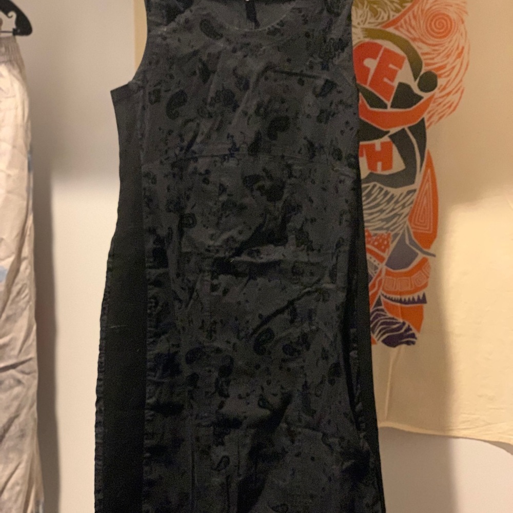 Black summer dress.. small. Sides have a nice stretch.. thinning